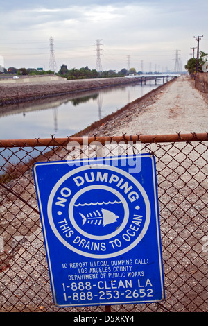 Nessun Dumping nel segno dell'oceano lungo il canale Dominguez, Carson, CALIFORNIA, STATI UNITI D'AMERICA Foto Stock