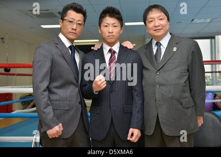 (L-R) Shingo Inoue, Naoya Inoue (JPN), Hideyuki Ohashi, Marzo 27, 2013 - Pugilato : Naoya Inoue del Giappone pone con il suo allenatore e padre Shingo Inoue e Ohashi palestra boxe presidente Hideyuki Ohashi durante una conferenza stampa a Ohashi Boxing palestra di Yokohama Kanagawa, Giappone. (Foto di Hiroaki Yamaguchi/AFLO) Foto Stock