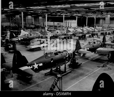 Il Republic P-47D "Thunderbolt" era un caccia pesante utilizzato dalle forze aeree dell'esercito americano durante la seconda guerra mondiale. Questa immagine mostra la linea di assemblaggio del P-47D nel 1944, che mostra la produzione di massa di questo robusto e potente aereo, che fu parte integrante della vittoria alleata durante la guerra. Foto Stock