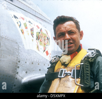 Il colonnello Joe Davis Jr. Del 58th Fighter-Bomber Wing (FBW) vola con il Republic F-84E/F-84G-16-RE Thunderjet chiamato Four Queens. Il Thunderjet era un aereo da caccia-bombardiere utilizzato dalla U.S. Air Force durante il periodo della prima guerra fredda, principalmente per bombardamenti tattici e missioni di attacco al suolo. Foto Stock