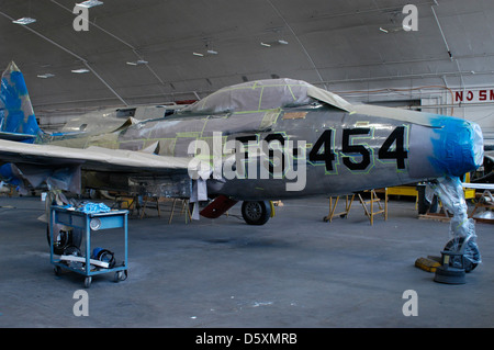 Il Republic F-84G Thunderjet, soprannominato "Four Queens" e pilotato dal colonnello Joseph Davis Jr. Durante la guerra di Corea, è esposto nel Restoration Hangar presso il National Museum of the U.S. Air Force. Foto Stock
