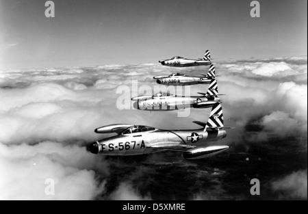 Il Republic F-84B "Thunderjet" fu uno dei primi caccia a reazione della U.S. Air Force, sviluppato durante i primi anni della Guerra fredda. È stato utilizzato per la difesa aerea e le operazioni tattiche in varie regioni, incluso il Maine. Foto Stock