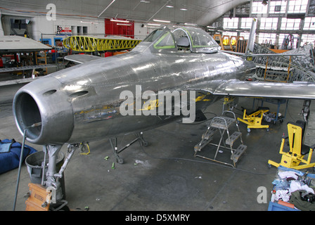 Il colonnello Joseph Davis Jr. 'S Republic F-84G 'Thunderjet', soprannominato 'Four Queens', volò durante la guerra di Corea. L'aereo è esposto nel Restoration Hangar al National Museum of the U.S. Air Force. Foto Stock