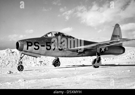 Il Republic F-84B Thunderjet era un caccia a reazione utilizzato dalla United States Air Force durante i primi anni della Guerra fredda. L'F-84B fu uno dei primi caccia a reazione in grado di trasportare bombe per attacchi al suolo. Foto Stock