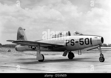 Il Republic F-84B-3-RE 'Thunderjet' era un caccia a reazione della United States Air Force utilizzato principalmente nelle prime fasi della Guerra fredda. È stato progettato per attacchi al suolo e missioni di bombardamento tattico, equipaggiato con potenti motori e armamento per una varietà di ruoli di combattimento. Foto Stock