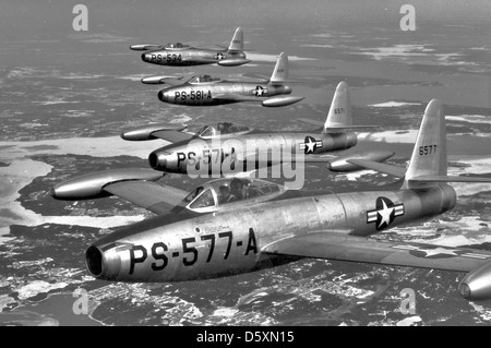 Il Republic F-84B Thunderjet era un caccia-bombardiere a reazione utilizzato dalla United States Air Force durante i primi anni della Guerra fredda. È stato uno dei primi caccia jet operativi a fornire capacità di attacco al suolo. Foto Stock