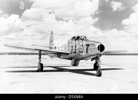 Il Republic YP-84A, in seguito rinominato F-84B "Thunderjet", era un caccia a reazione della U.S. Air Force progettato per l'attacco al suolo e le missioni tattiche durante la guerra di Corea. Foto Stock