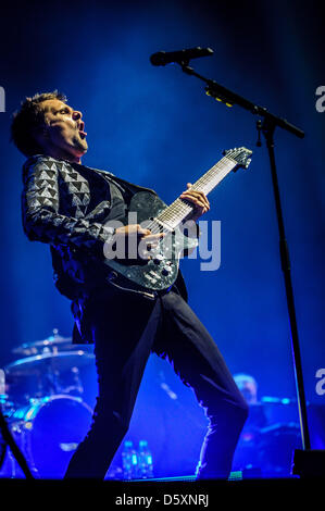 Toronto, Ontario, Canada. Il 9 aprile 2013. Chitarrista e cantante inglese di rock band Muse, MATTHEW BELLAMY, sul palco di Air Canada Centre. (Immagine di credito: credito: Igor Vidyashev/ZUMAPRESS.com/Alamy Live News) Foto Stock