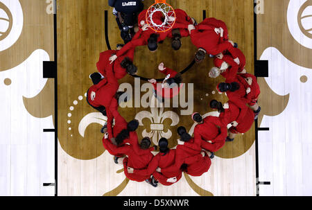 9 aprile 2013 - New Orleans, Louisiana, Stati Uniti d'America - 9 Aprile 2013: Louisville si riscalda prima della finale donne quattro finale tra Connecticut e Louisville a New Orleans Arena di New Orleans, LA. Foto Stock