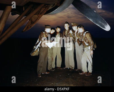 Ecco la nostra missione. un equipaggio di combattimento riceve istruzioni finali appena prima di decollare in un possente boeing yb-17 "Flying Fortress" bombardiere da uno squadrone di bombardamento base in corrispondenza del campo, in langley field, Virginia, nel maggio del 1942. Foto Stock