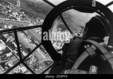Vista di un Integre città polacca dal cockpit di un Tedesco bombardiere medio degli aeromobili, è probabile che un Heinkel He 111 P, nel 1939. Foto Stock