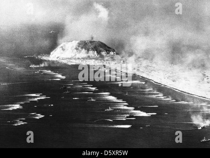 Marines degli stati uniti andando a riva di 'Iwo Jima', un isola giapponese che è stato invaso il 19 febbraio 1945. foto fatte da un fotografo navale, che ha volato oltre la armada di la marina e la guardia costiera navi. Foto Stock