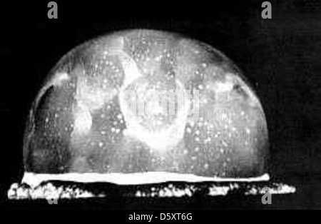 Shot george da 'Operazione' serra (225kt, 1951). 20 ms dopo la detonazione. la banda luminosa in prossimità della base è l emergente mach stelo, un'area di massima resistenza agli urti. Foto Stock