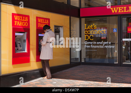 Donna che utilizza la Wells Fargo ATM - USA Foto Stock