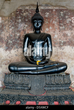 Il buddha sulla parete grunge Foto Stock