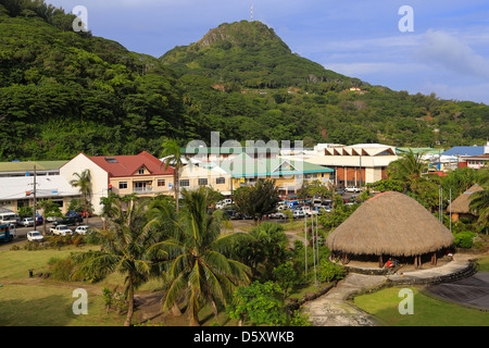 Vista di Uturoa, Raiatea, dal dock navi da crociera. Foto Stock