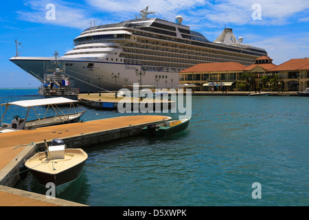 L'Oceania la nave di crociera Marina ormeggiato a Uturoa, Raiatea. Foto Stock