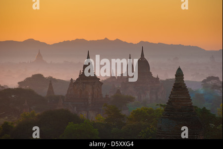 Tramonto sull'antica Bagan, Myanmar Foto Stock