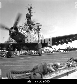 La marina statunitense Douglas annuncio-4na 'skyraider' del Fighter Squadron VF-194 'main' della batteria tenendo fuori dall'USS boxer (CVA-21), il 1 giugno 1953. Foto Stock