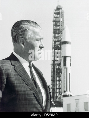 Wernher von Braun e 'saturn ib" sulla rampa di lancio - dr. Wernher von Braun sorge nella parte anteriore di un 'saturn ib" di veicoli di lancio presso il Kennedy Space Flight Center. gen. 22, 1968. Foto Stock