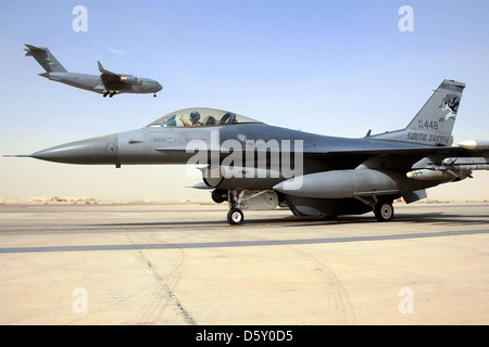 Capt. Eric cleveringa si prepara a lanciare un General Dynamics F-16 'Fighting Falcon' per una missione luglio 31, 2010, dalla base comune balad, Iraq. Foto Stock