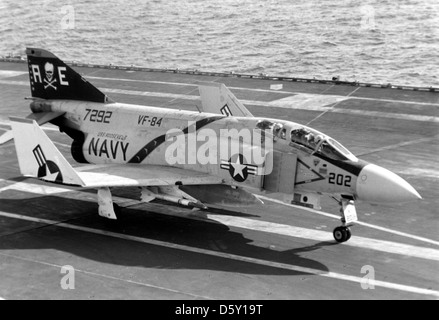 Un U.S. Navy McDonnell F-4J-43-MC "Phantom II' da FS VF-84 'Jolly Rogers' sulla USS Franklin D. Roosevelt (CVA-42), nel 1970. Foto Stock