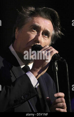 Niedernhausen, Germania. Il 9 aprile 2013. Cantante britannico Bryan Ferry esegue sul palco in concerto a Niedernhausen, Germania, 09 aprile 2013. Foto: Fredrik von Erichsen/dpa/Alamy Live News Foto Stock