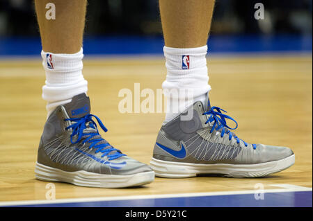 Dirk Nowitzki dei Dallas Mavericks sorge sul pavimento durante la partita amichevole tra Dallas Mavericks e Alba Berlino come parte dell'Europa NBA Live tour all'Arena O2 World di Berlino in Germania 06 ottobre 2012. Foto: Sebastian Kahnert/dpa +++(c) dpa - Bildfunk+++ Foto Stock