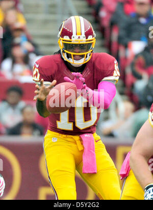 Washington Redskins quarterback Robert Griffin III (10) assume una snap nel primo trimestre azione contro i falchi di Atlanta a FedEx in campo Landover, Maryland di domenica 7 ottobre 2012..Credit: Ron Sachs / CNP Foto Stock