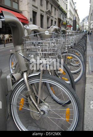 Le biciclette del noleggio bike system "Velib' stand in una fila di Parigi, Francia, 31 agosto 2012. Il sistema è stato in funzione per un periodo di cinque anni e la percentuale di ciclisti in Parigi è risorto. Foto: Benjamin Wehrmann Foto Stock