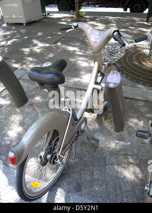 Una bicicletta del noleggio bike system "Velib' sorge a Parigi, Francia, 31 agosto 2012. Il sistema è stato in funzione per un periodo di cinque anni e la percentuale di ciclisti in Parigi è risorto. Foto: Benjamin Wehrmann Foto Stock