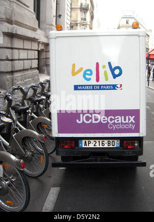 Un veicolo di noleggio bike system "Velib' sorge a Parigi, Francia, 31 agosto 2012. Il sistema è stato in funzione per un periodo di cinque anni e la percentuale di ciclisti in Parigi è risorto. Foto: Benjamin Wehrmann Foto Stock