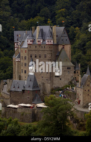 Vista del Castello Eltz vicino Wierschem, Germania, 13 settembre 2012. Il castello è generalmente noto come è stato raffigurato sul vecchio 500 DM nota. Esso ha subito una ristrutturazione di 5 milioni di euro che è stato completato nella primavera del 2012. Foto: THOMAS FREY Foto Stock