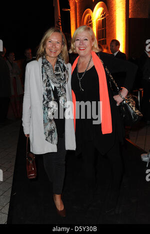 Sybille Beckenbauer (L) e fashion designer Susanne Wiebe assistere ad un concerto privato del musicista britannico e Supertramp co-fondatore Roger Hodgson al Reithalle Hessstrasse a Monaco di Baviera, Germania, 08 ottobre 2012. Foto: Ursula Dueren Foto Stock