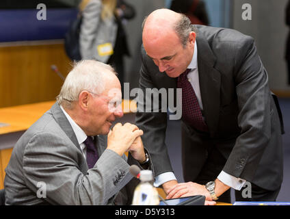 Il Ministro delle finanze tedesco Wolfgang Schaeuble colloqui il Ministro spagnolo dell'Economia Luis De Guindos Jurado (R) prima della zona euro i ministri riuniti in Consiglio UE sede in Lussemburgo, 08 ottobre 2012. Foto: Thierry Monasse Foto Stock