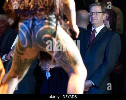 Il Ministro degli esteri tedesco Guido Westerwelle segue una tradizionale Maori danze tribali presso la Nuova Zelanda padiglione alla Fiera del Libro di Francoforte a Francoforte sul Meno, Germania, 09 ottobre 2012. I ballerini indossavano loincloths, aveva tattoo e portato spears. Il mondo la più grande fiera del libro è aperto dal 10 fino al 14 Ottobre. Foto: BORIS ROESSLER Foto Stock