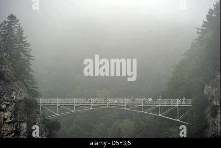 I turisti stand sui Marien ponte che attraversa la gola Poellat durante la nebbia vicino a Schwangau, Germania, 05 settembre 2012. Foto: Stefan Puchner Foto Stock