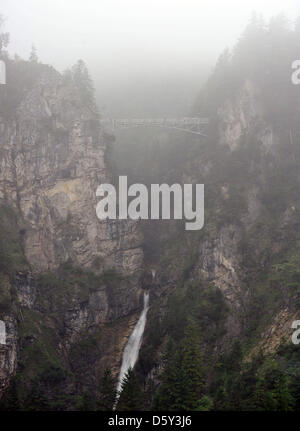 I turisti stand sui Marien ponte che attraversa la gola Poellat durante la nebbia vicino a Schwangau, Germania, 05 settembre 2012. Foto: Stefan Puchner Foto Stock