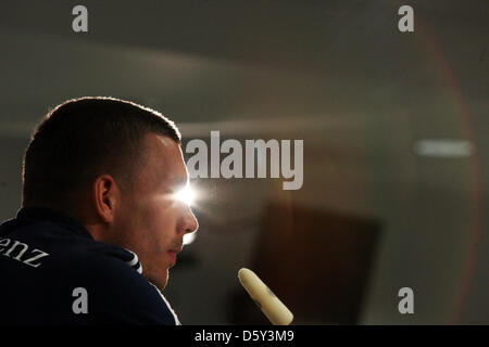 La Germania Lukas Podolski assiste ad una conferenza stampa del tedesco della nazionale di calcio al Commerzbank-Arena in Frankfurt am Main, Germania, 10 ottobre 2012. Il tedesco della nazionale di calcio è attualmente in preparazione per la Coppa del Mondo di match di qualificazione contro l' Irlanda a Dublino il 12 ottobre 2012. Foto: FREDRIK VON ERICHSEN Foto Stock