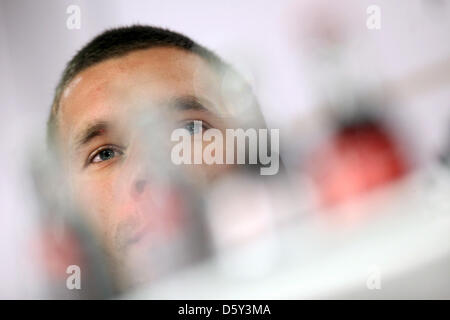 La Germania Lukas Podolski assiste ad una conferenza stampa del tedesco della nazionale di calcio al Commerzbank-Arena in Frankfurt am Main, Germania, 10 ottobre 2012. Il tedesco della nazionale di calcio è attualmente in preparazione per la Coppa del Mondo di match di qualificazione contro l' Irlanda a Dublino il 12 ottobre 2012. Foto: FREDRIK VON ERICHSEN Foto Stock