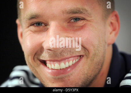 La Germania Lukas Podolski assiste ad una conferenza stampa del tedesco della nazionale di calcio al Commerzbank-Arena in Frankfurt am Main, Germania, 10 ottobre 2012. Il tedesco della nazionale di calcio è attualmente in preparazione per la Coppa del Mondo di match di qualificazione contro l' Irlanda a Dublino il 12 ottobre 2012. Foto: FREDRIK VON ERICHSEN Foto Stock