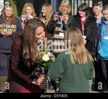 La duchessa Caterina di Cambridge incontra i bambini nel Parco Elswick mentre visita una comunità giardino a Newcastle, nord-est Inghilterra, 10 ottobre 2012. Kate è al suo primo impegno da solista. Foto: RPE-Albert Nieboer/dpa / Paesi Bassi fuori Foto Stock