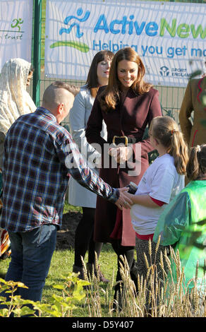 La duchessa Caterina di Cambridge incontra i bambini nel Parco Elswick mentre visita una comunità giardino a Newcastle, nord-est Inghilterra, 10 ottobre 2012. Kate è al suo primo impegno da solista. Foto: RPE-Albert Nieboer/dpa / Paesi Bassi fuori Foto Stock