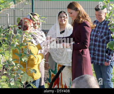 La duchessa Caterina di Cambridge incontra i bambini nel Parco Elswick mentre visita una comunità giardino a Newcastle, nord-est Inghilterra, 10 ottobre 2012. Kate è al suo primo impegno da solista. Foto: RPE-Albert Nieboer/dpa / Paesi Bassi fuori Foto Stock