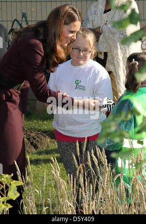 La duchessa Caterina di Cambridge incontra i bambini nel Parco Elswick mentre visita una comunità giardino a Newcastle, nord-est Inghilterra, 10 ottobre 2012. Kate è al suo primo impegno da solista. Foto: RPE-Albert Nieboer/dpa / Paesi Bassi fuori Foto Stock