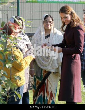 La duchessa Caterina di Cambridge soddisfa le persone nel Parco Elswick mentre visita una comunità giardino a Newcastle, nord-est Inghilterra, 10 ottobre 2012. Kate è al suo primo impegno da solista. Foto: RPE-Albert Nieboer/dpa / Paesi Bassi fuori Foto Stock