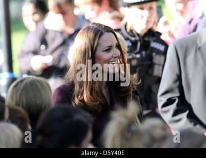 La duchessa Caterina di Cambridge soddisfa le persone nel Parco Elswick mentre visita una comunità giardino a Newcastle, nord-est Inghilterra, 10 ottobre 2012. Kate è al suo primo impegno da solista. Foto: RPE-Albert Nieboer/dpa / Paesi Bassi fuori Foto Stock