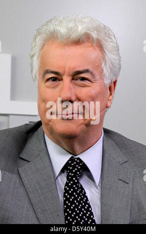 British best-seller autore Ken Follett presenta il suo nuovo romanzo 'Inverno del mondo' sulla ZDF divano blu alla Fiera del Libro di Francoforte in Frankfurt am Main, Germania, 10 ottobre 2012. Il mondo la più grande fiera del libro è aperto dal 10 fino al 14 Ottobre. Foto: Susannah Vergau V. Foto Stock