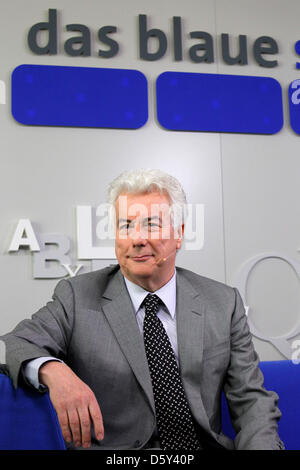 British best-seller autore Ken Follett presenta il suo nuovo romanzo 'Inverno del mondo' sulla ZDF divano blu alla Fiera del Libro di Francoforte in Frankfurt am Main, Germania, 10 ottobre 2012. Il mondo la più grande fiera del libro è aperto dal 10 fino al 14 Ottobre. Foto: Susannah Vergau V. Foto Stock