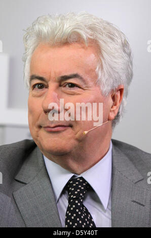 British best-seller autore Ken Follett presenta il suo nuovo romanzo 'Inverno del mondo' sulla ZDF divano blu alla Fiera del Libro di Francoforte in Frankfurt am Main, Germania, 10 ottobre 2012. Il mondo la più grande fiera del libro è aperto dal 10 fino al 14 Ottobre. Foto: Susannah Vergau V. Foto Stock